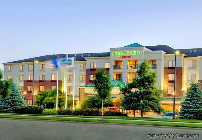 Отель Courtyard By Marriott Madison East Экстерьер фото