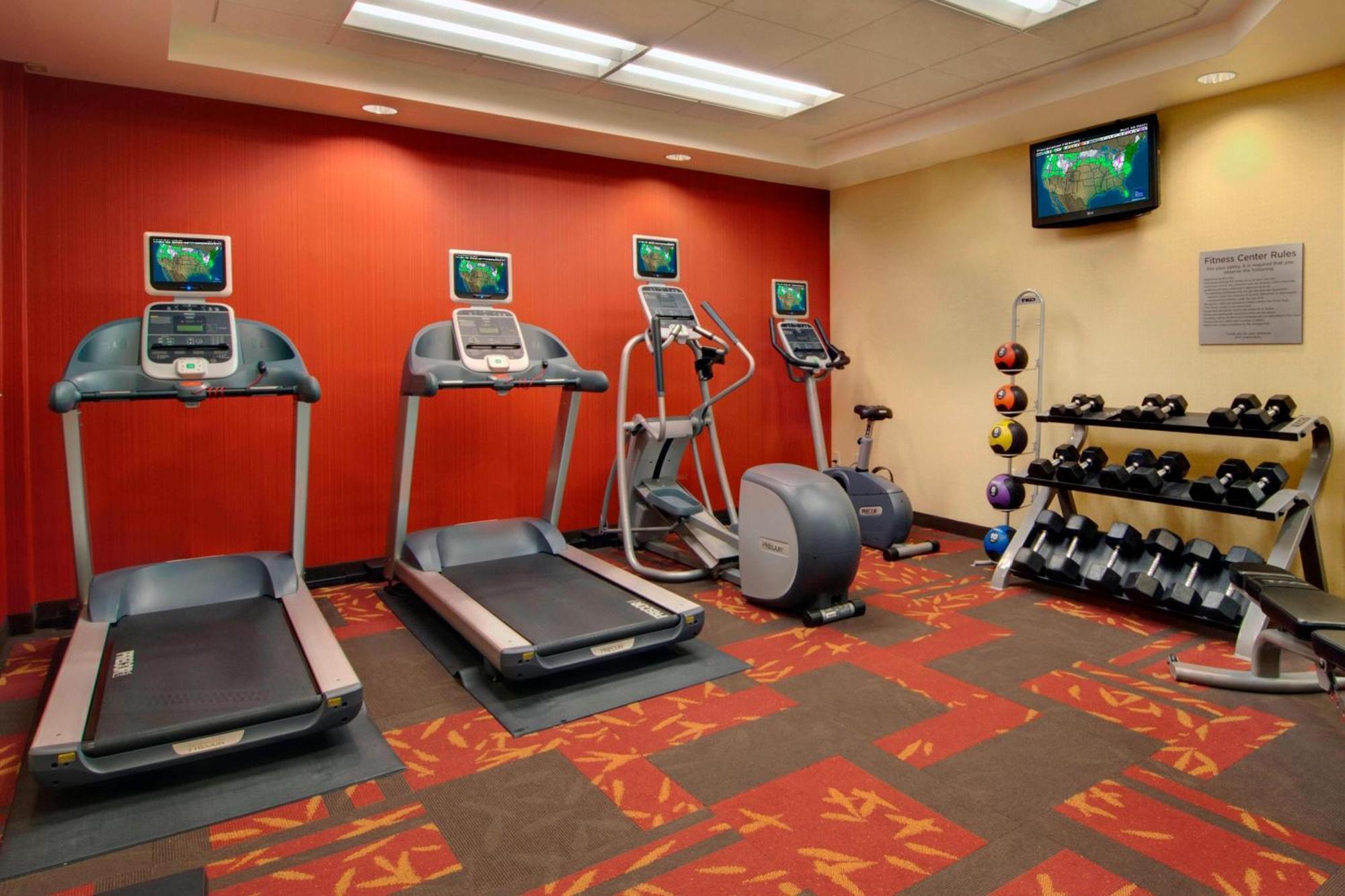 Отель Courtyard By Marriott Madison East Экстерьер фото
