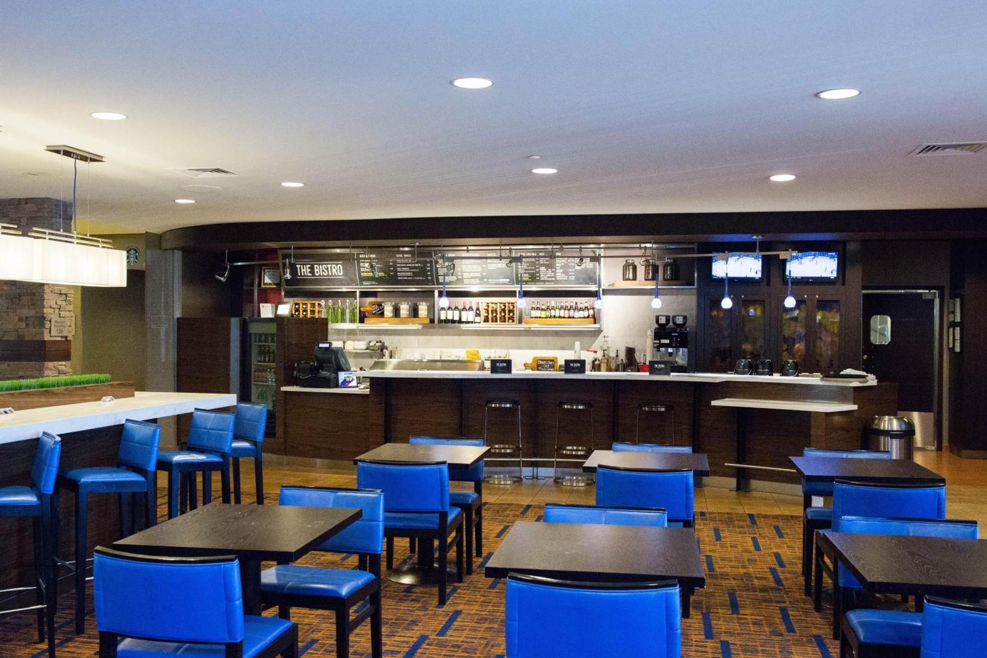 Отель Courtyard By Marriott Madison East Экстерьер фото