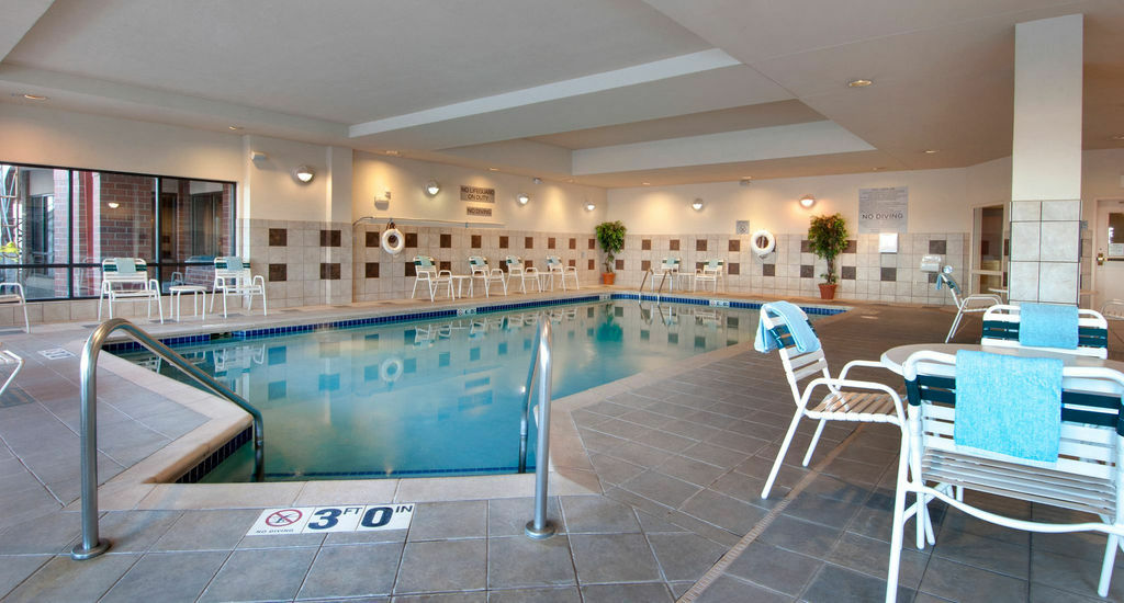 Отель Courtyard By Marriott Madison East Экстерьер фото