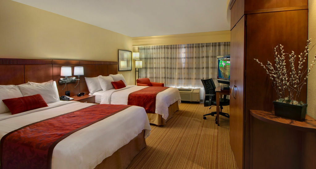 Отель Courtyard By Marriott Madison East Экстерьер фото