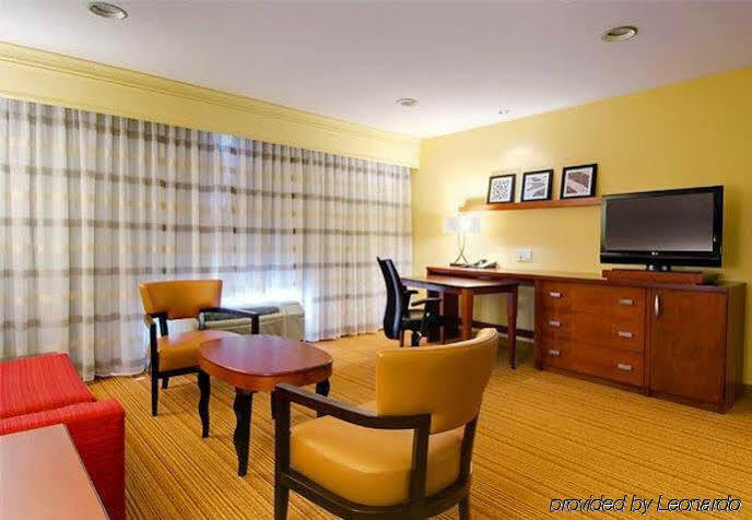 Отель Courtyard By Marriott Madison East Экстерьер фото