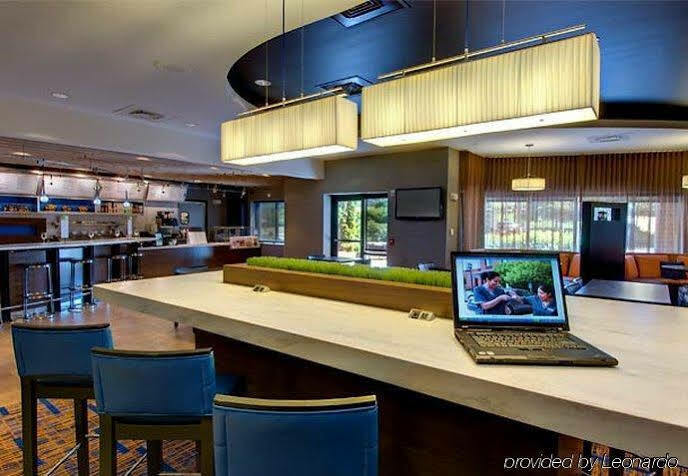 Отель Courtyard By Marriott Madison East Экстерьер фото